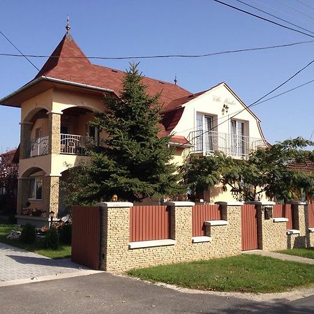 קסזטלי Villa Monika מראה חיצוני תמונה