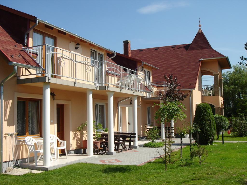 קסזטלי Villa Monika מראה חיצוני תמונה
