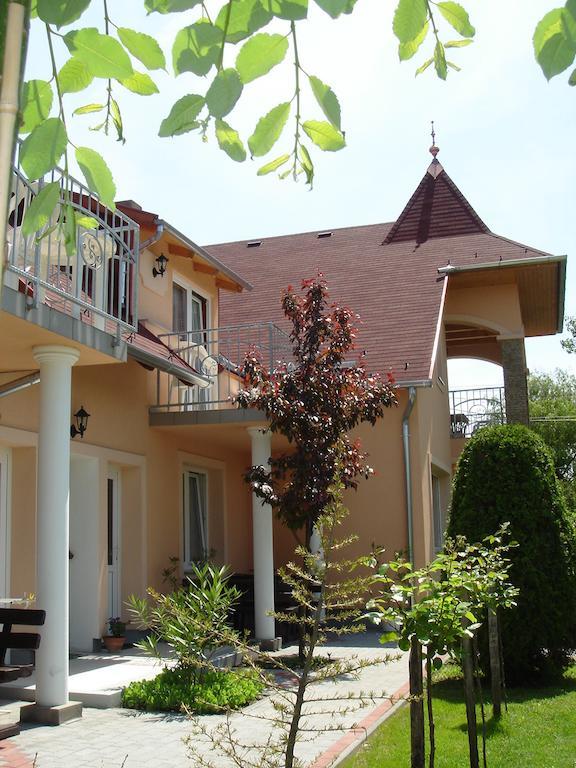 קסזטלי Villa Monika מראה חיצוני תמונה