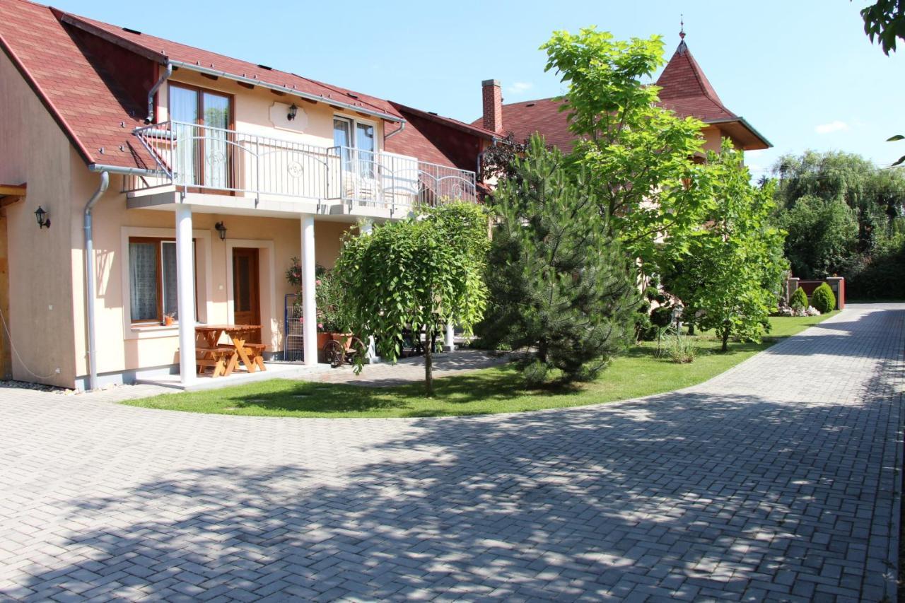 קסזטלי Villa Monika מראה חיצוני תמונה